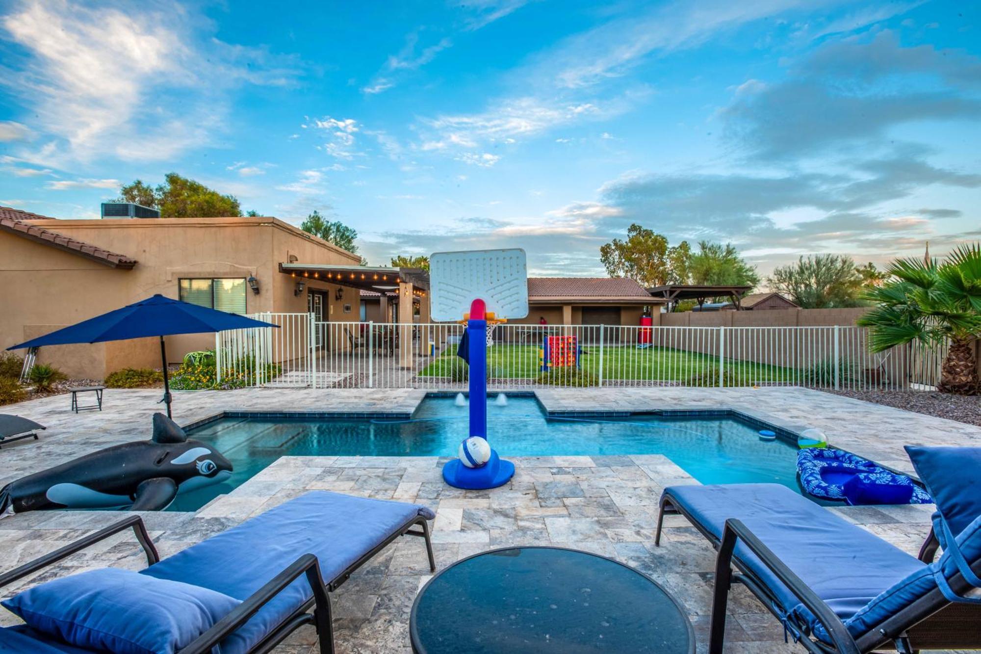 Pet-Friendly Glendale Home With Pool And Putting Green Phoenix Bagian luar foto