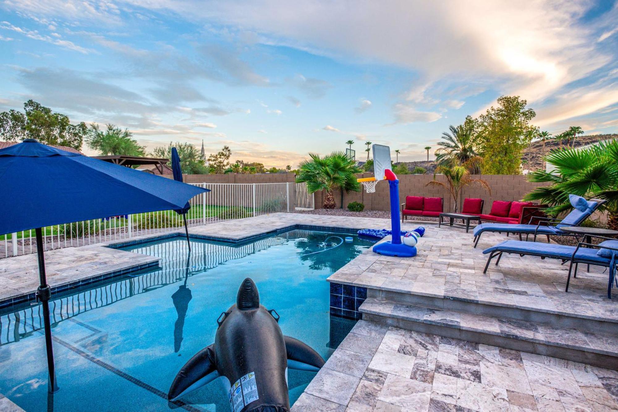 Pet-Friendly Glendale Home With Pool And Putting Green Phoenix Bagian luar foto